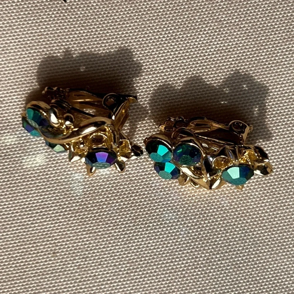 Vintage Signed Coro Gold Tone Prong Set Faceted Crystal Clip On Earrings AB